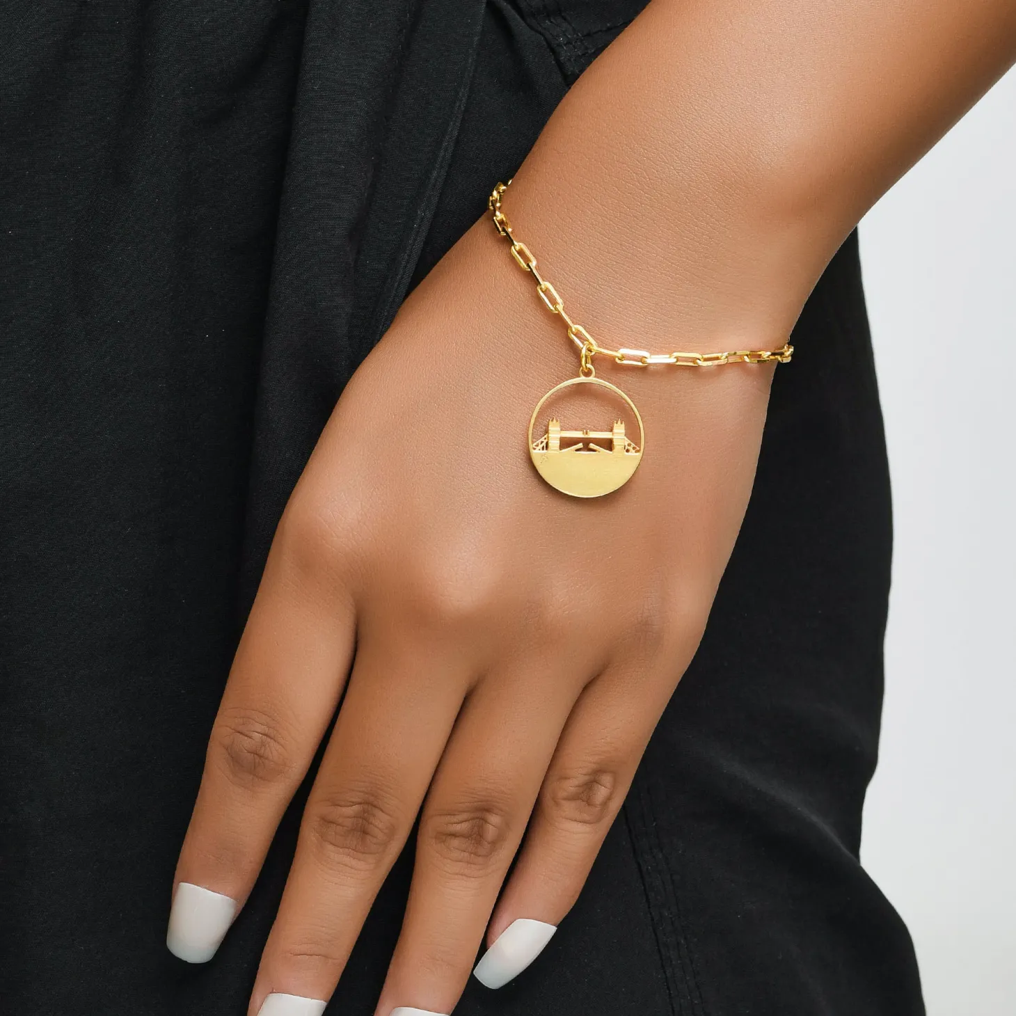 jey_jewels_tower_bridge_dangling_bracelet_0.webp Online Tower Bridge Dangling Bracelet Jewellery & Pins | Luxury Gifts