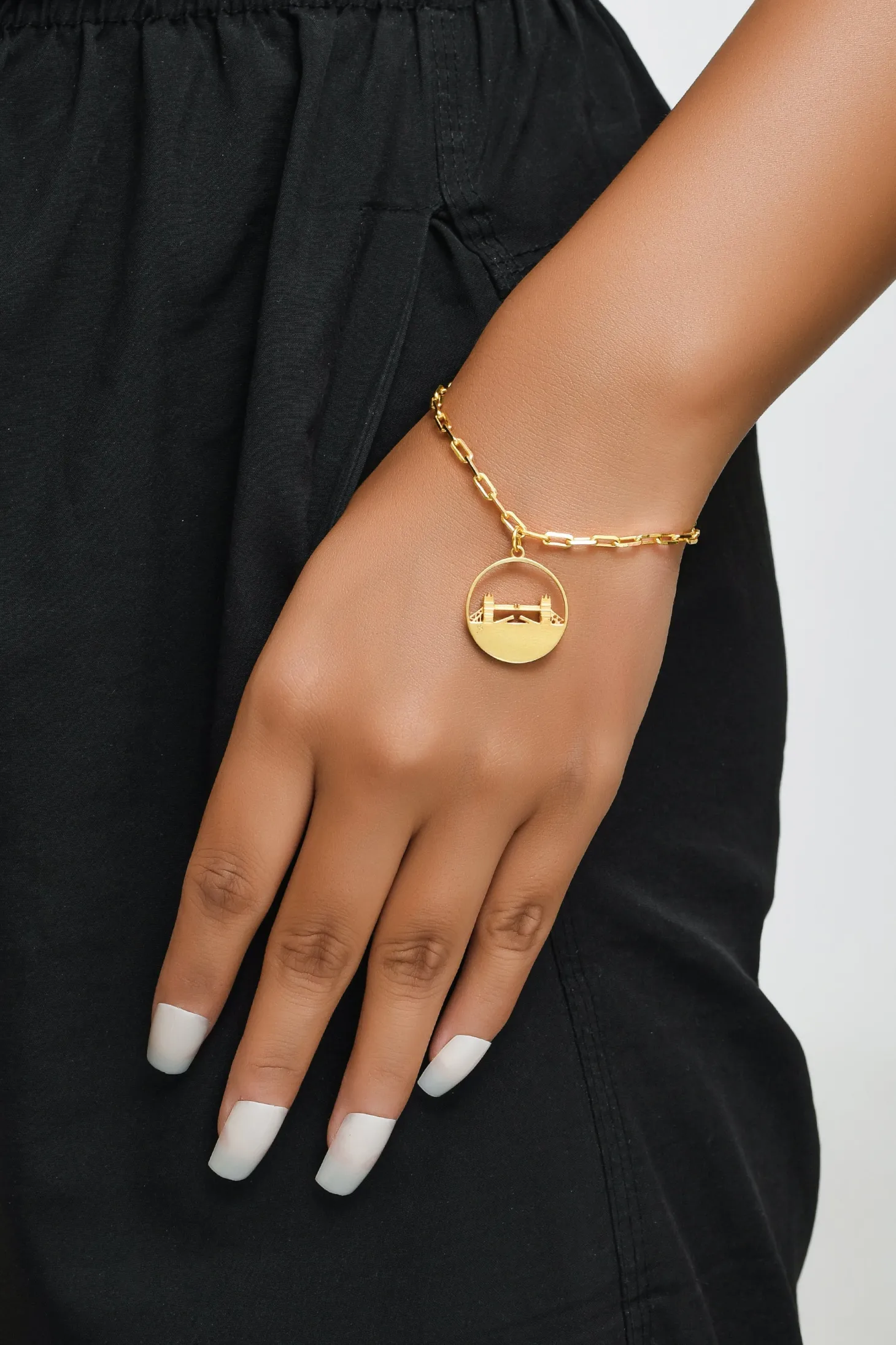 jey_jewels_tower_bridge_dangling_bracelet_3.webp Online Tower Bridge Dangling Bracelet Jewellery & Pins | Luxury Gifts
