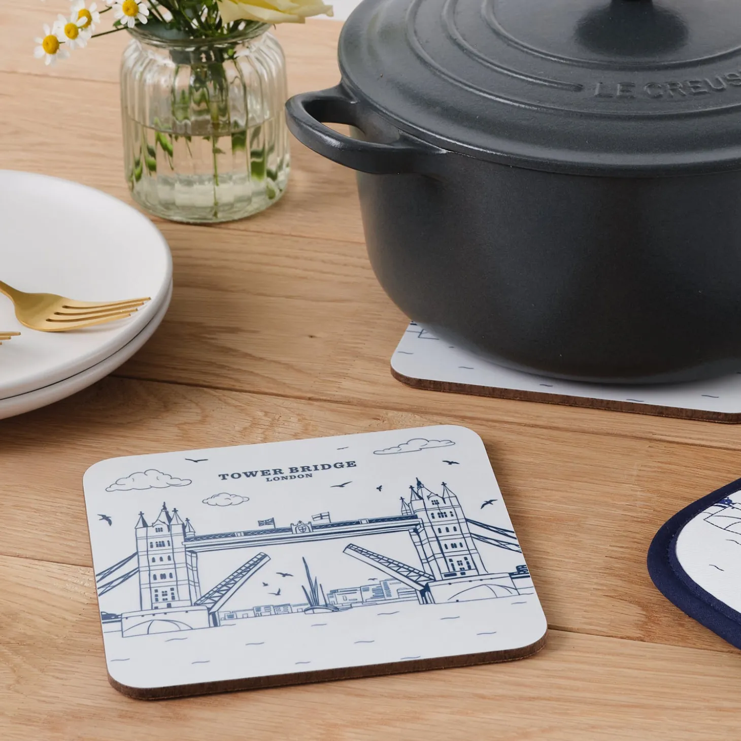 tower_bridge_pot_stand_by_victoria_eggs_0.webp Cheap Tower Bridge Pot Stand by Tower Bridge Gifts